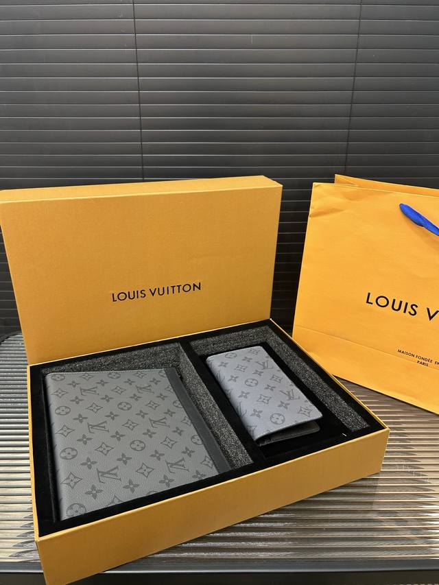 p220 Louisvuitton 路易威登 高端二合一礼盒 男士钱包手拿包 高端品质 实物拍摄 原厂原版面料 配送小票 礼品袋 高端礼盒