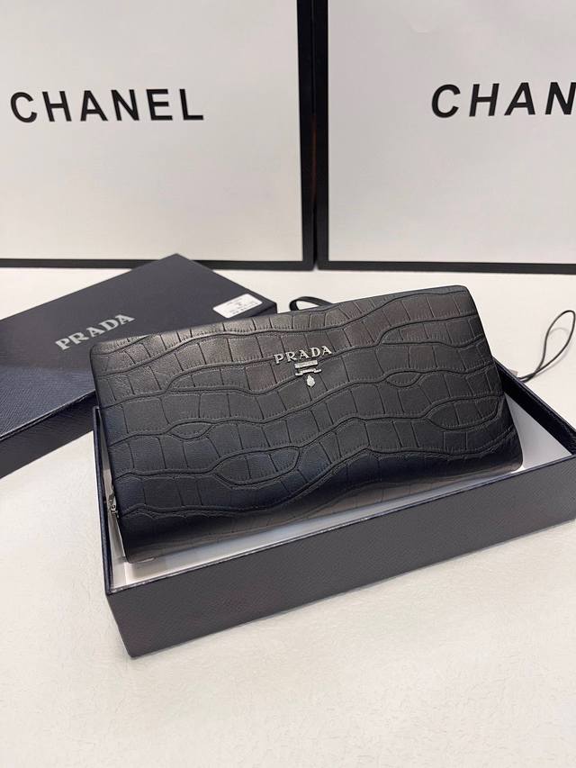 p180颜色 黑尺寸 21X10型号 8816普拉达手包牛皮手感一流内置卡位外附手机位男士必备