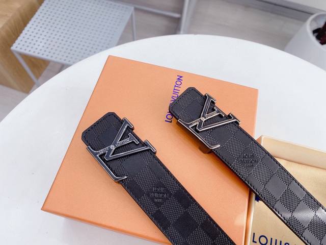 p 140路易威登为全球最大的高级时尚控股公司以传统手工设计和款式新颖誉满全球[强]此款采用纯牛皮名师制作 双面可用 [色]随心驾驭[奸笑](附带原版包装)宽度