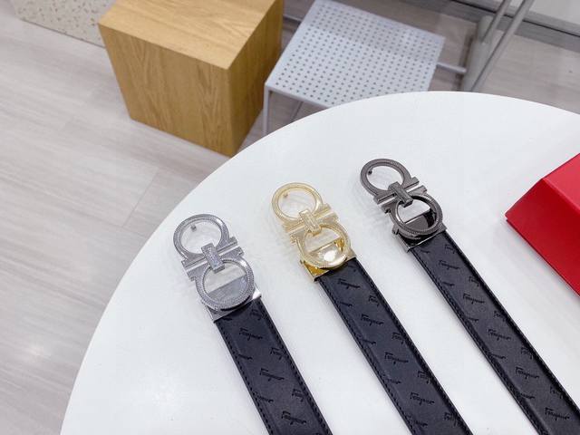 p 140菲拉格慕 通用大爆款 宽度：3.5厘米 专柜臻至精品 双色正品美到不敢直视 纹路清晰 手感细腻 软硬耐用 简约而不简单 双面可用 众多大咖明星追捧的一