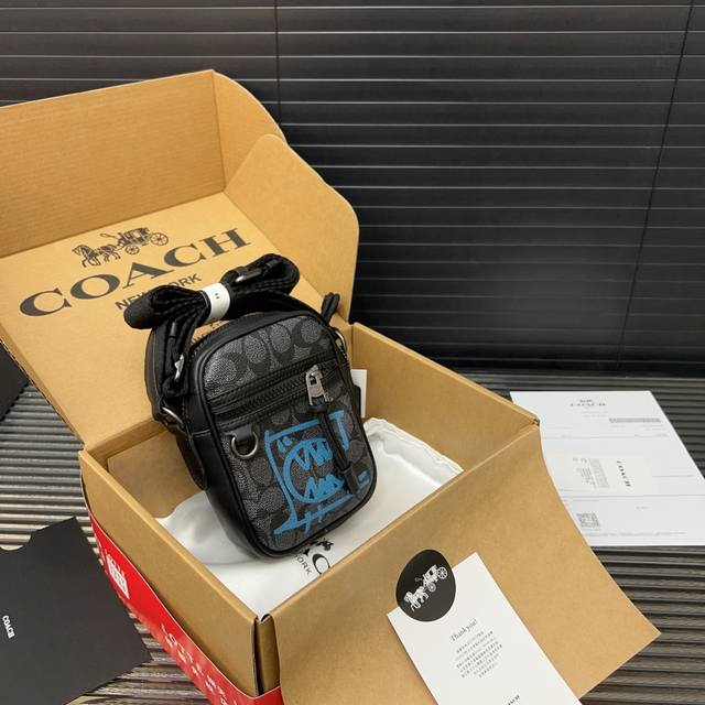 p180 Coach 蔻驰 dylan 10手袋X联名 Guangyu 涂鸦 手机包 相机包 男女通用斜挎包 实物拍摄 折叠礼盒 防尘袋 12 X 17 Cm。