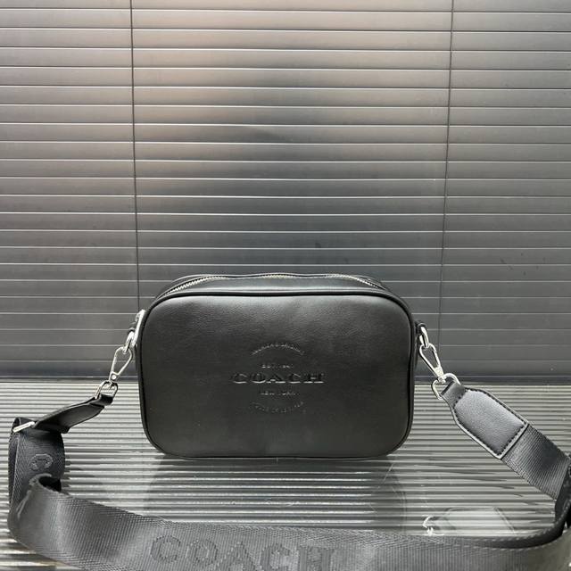 p150 Coach 蔻驰 压花相机包 男士休闲单肩斜挎包 超大容量 电镀激光雕刻五金 高品质 附带 防尘袋 规格 13 X 22 Cm