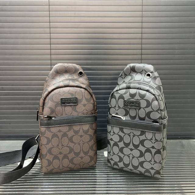 p130 Coach 蔻驰 印花胸包 斜挎单肩包 采用精湛镶嵌细工，实物拍摄 原厂原版面料 配送防尘袋 28 X 17 Cm。