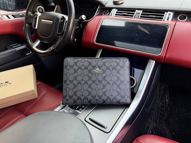 p160 高端货 新款 “ Coach ”蔻驰手拿包 蔻驰男士手拿包 经典老花满印压纹长款拉链开合 牛皮 手拿包 钱夹钱包 男款杏色 高清五金Logo标志、专用