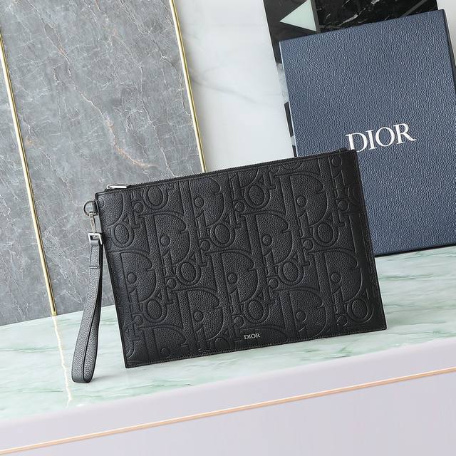 390 编号:2Esca549Llg_H00N 尺寸:35.5X24X1厘米(长X高X宽)可收纳 A4和美国信纸大小文件 这款 A4 手拿包是一款优雅的配饰，彰