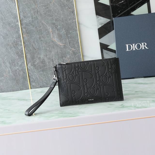 360 编号:2Esca548Llg_H00N 尺寸:26.5 X17.5X2厘米(长X高X宽)可收纳 A5 和美国信纸大小文件 这款 A5 手拿包是一款优雅的