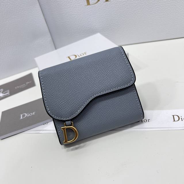 品牌：Dior 2380 P180 颜色：黑色 兰色 粉色 尺寸：11*10*2 说明: Dior专柜秋冬新款火爆登场！采用头层牛皮，做工精致， 媲美专柜！多功