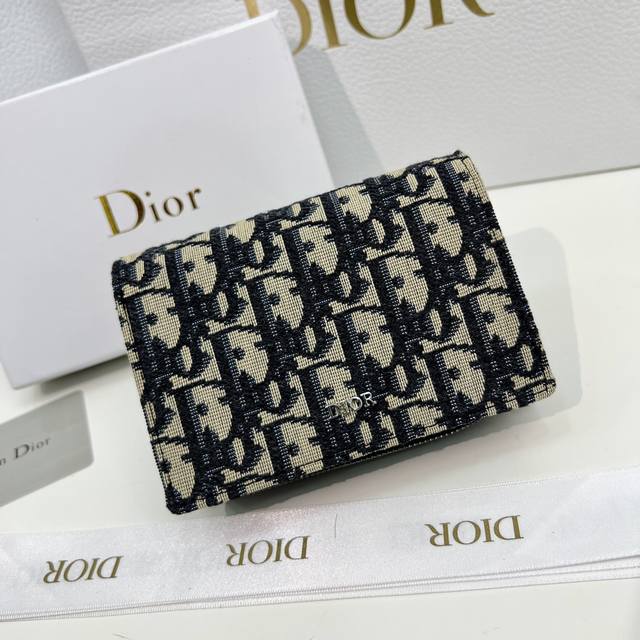 品牌:Dior 2033 P180 颜色:黑色 尺寸: 13.5*9.5*3.5 说明: Dior 专柜最新款火爆登场!采用进口牛皮,做工精致, 媲美专柜!多功 品牌:Dior 2033 P180 颜色:黑色 尺寸: 13.5*9.5*3.5 说明: Dior 专柜最新款火爆登场!采用进口牛皮,做工精致, 媲美专柜!多功