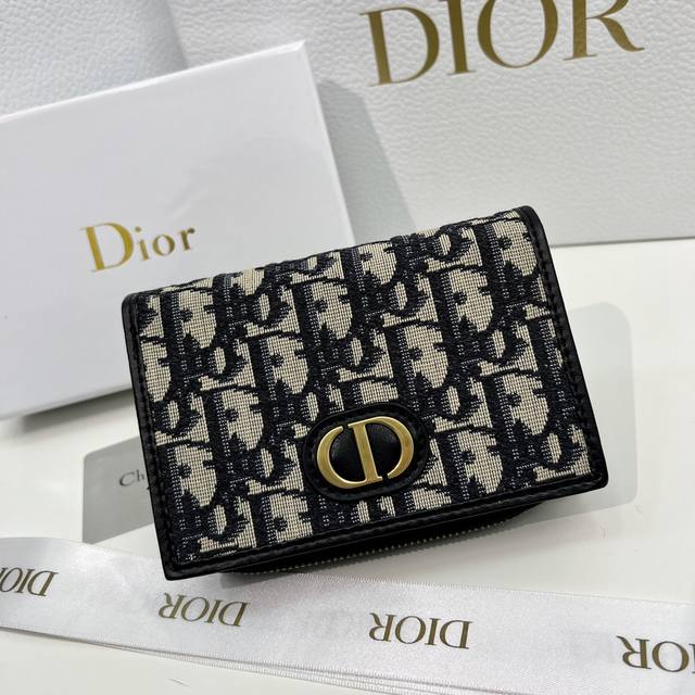 品牌：Dior 2055 P180 颜色：黑色 尺寸： 13.5*9.5*3.5 说明: Dior 专柜最新款火爆登场！采用进口牛皮，做工精致， 媲美专柜！多功
