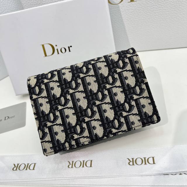 品牌：Dior 2022 P180 颜色：黑色 尺寸： 13.5*9.5*3.5 说明: Dior 专柜最新款火爆登场！采用进口牛皮，做工精致， 媲美专柜！多功