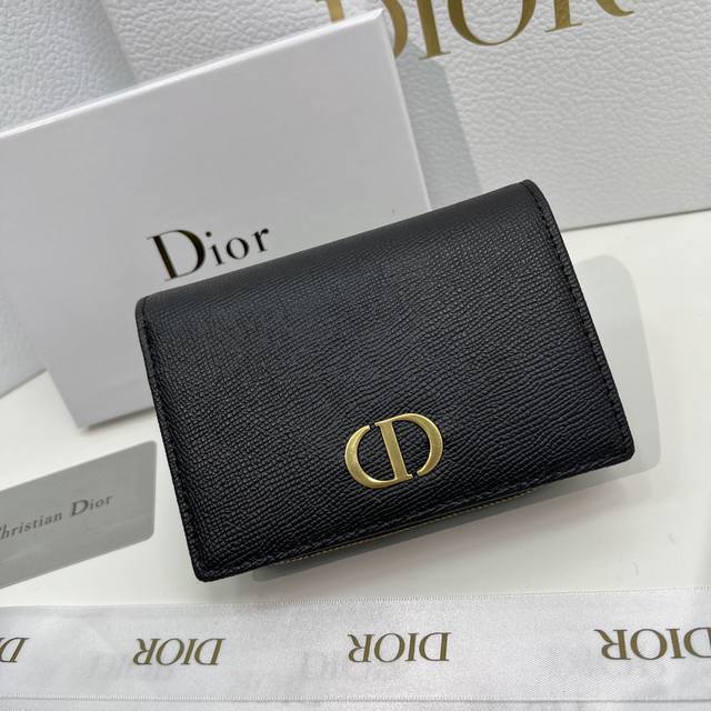 品牌：Dior 2011 P180 颜色：黑色 尺寸： 13.5*9.5*3.5 说明: Dior 专柜最新款火爆登场！采用进口牛皮，做工精致， 媲美专柜！多功