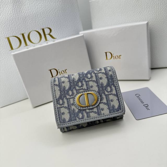 品牌：Dior D08 P180 颜色：宝蓝 灰色 尺寸：9.5*7.5*3.5 说明: Dior专柜最新款火爆登场！采用头层牛皮，做工精致， 媲美专柜！多功能