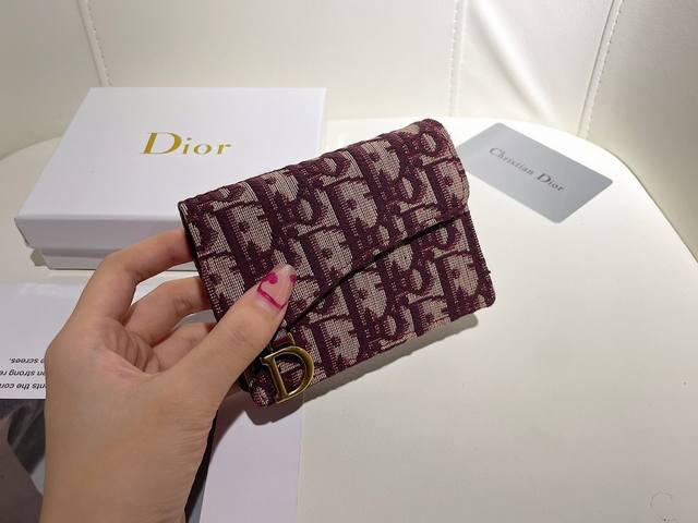 品牌：Dior 0611 P180 颜色： 黑色 枣红 尺寸：10.5*7 说明:Dior 专柜最新款出货！D家新款马鞍小卡包出货！小小一只，能放十几张卡和几张