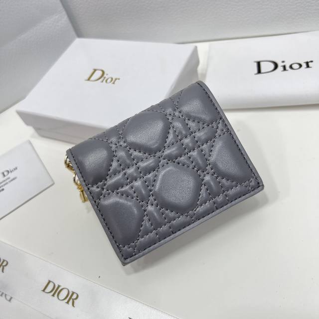 品牌：Dior 2387 P180 颜色： 黑色 粉色 灰色 尺寸：11*8.5*3 说明:Dior 专柜秋冬最新款出货！这款迷你 Lady Dior 钱包设计