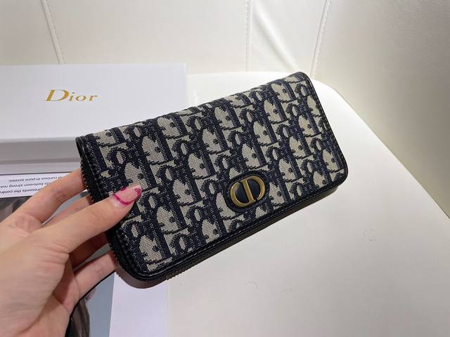 品牌：Dior 0936 P230 颜色： 黑色 尺寸：19.5*10.5*3 说明: Dior专柜最新款！Dior长款拉链钱包Oblique 印花正面饰有“C