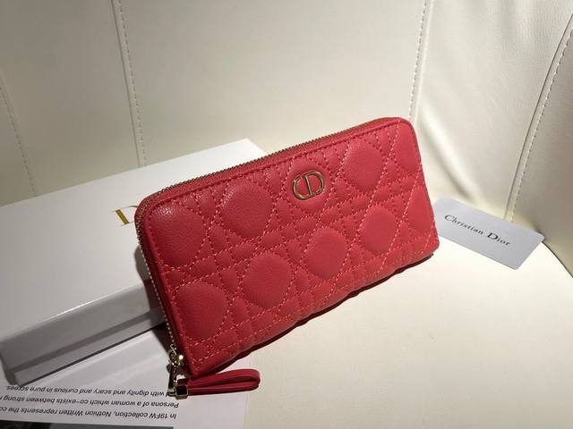 品牌：Dior 3609 P230 颜色：黑色 桃红 尺寸：19*10.5*3.5 说明:Dior专柜秋冬最新款火爆登场！采用进口小牛皮，绝美绣线，做工精致，媲