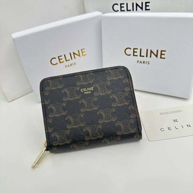 品牌：Celine A22 P180 颜色：黑色印花 尺寸： 11*9*2 说明: Celine 专柜同步，Triomphe Cuir紧凑型拉链钱夹 光滑小牛皮