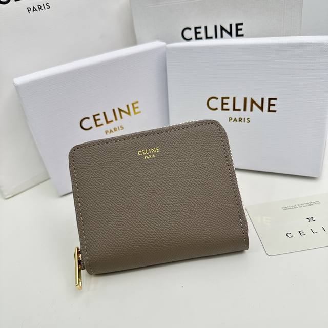 品牌：Celine A21 P180 颜色：黑色 卡其 尺寸： 11*9*2 说明: Celine 专柜同步，Triomphe Cuir紧凑型拉链钱夹 光滑小牛
