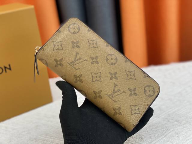 p130 小巧紧凑但容量充盈，由精致耐用的Monogram材质制成。亮色内衬与皮革拉链，尽显女性俏皮魅力。型号60742-60744，尺寸：19X9Cm