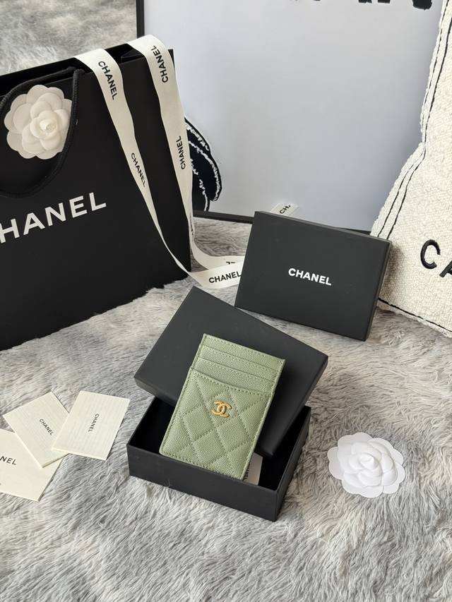 220 新品Chanel 进口小牛皮 颜色如图所示 超迷你 可爱 可手拿可放包里 收纳方便卡片包 原单品质 、 款号：Ap350 尺寸14*7.*1Cm。