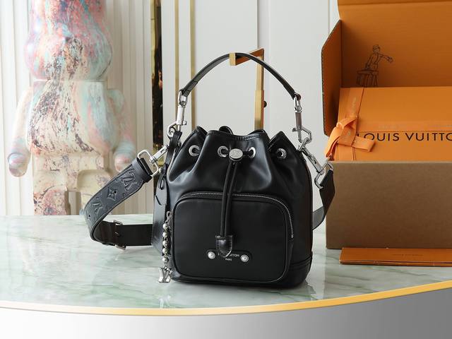 p980【顶级原单 独家实拍】M13985黑色 全皮手提包 Noé Cargo 手袋 本款 Noé Cargo Jmlt小号水桶包为牛皮革注入锦纶般的炫目光泽，