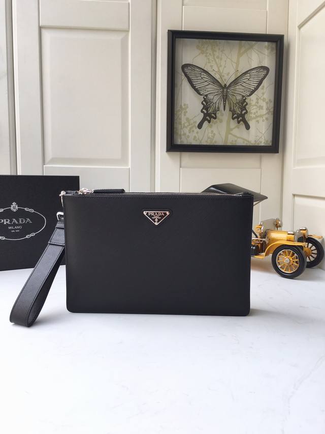 420独家首发2Vf024手包，采用进口Saffiano皮革材质 顶级金属五金配件，三角形珐琅徽标，可拆卸皮革腕带 两个包主合成隔层，带顶部拉链，中心口袋，磁扣