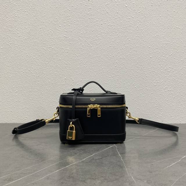 p850新品上线 Ce Vanity化妝包袋 這個經典化妝袋取材自Maison Ce的化妝袋, 今季在手袋系列煥發新意,大小做得很好哦 化妝袋實用百搭而精緻,名 p850新品上线 Ce Vanity化妝包袋 這個經典化妝袋取材自Maison Ce的化妝袋, 今季在手袋系列煥發新意,大小做得很好哦 化妝袋實用百搭而精緻,名