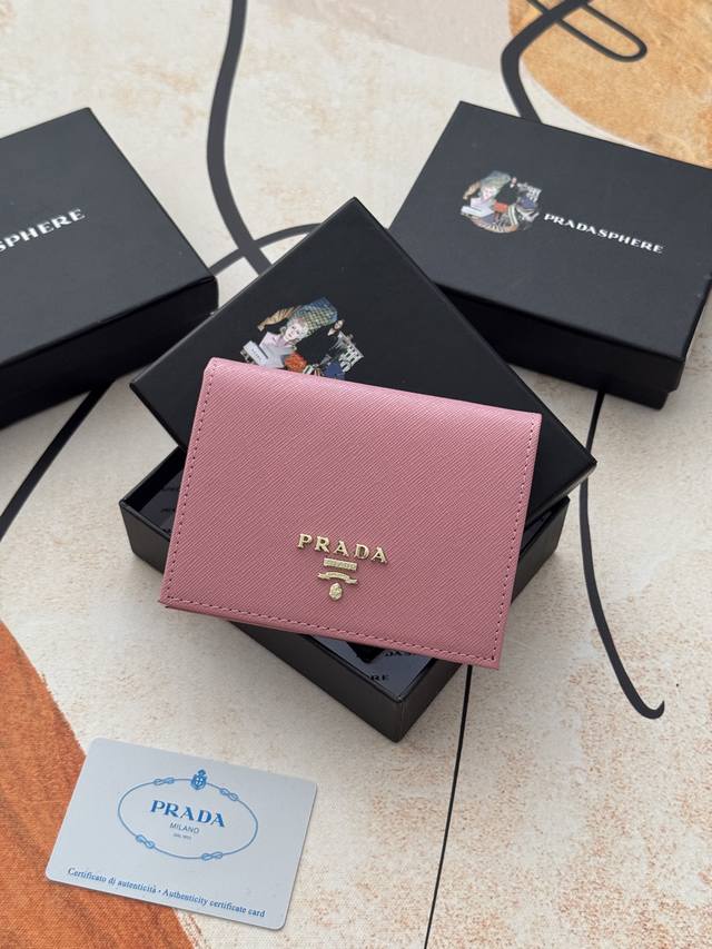 120 同色大字母系列女士短夹，型号1Mv204，十字纹牛皮制作，尺寸11.2×9.5Cm，夏日出门短夹放小包里刚刚好，实物拍摄，所见即所得