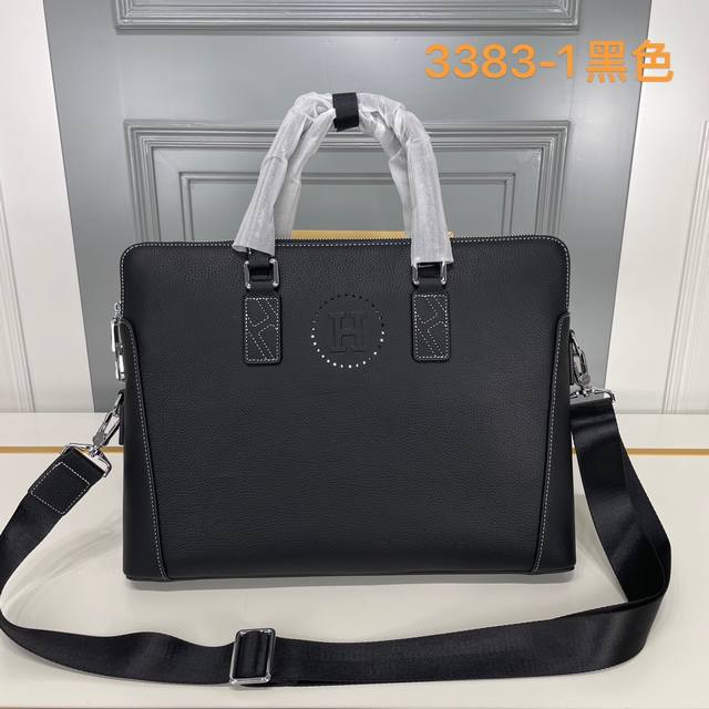 570 原单货[爱心]新款高端男士休闲公文包做工超级精致优雅。配用进口原料牛皮专柜专用五金和专用里布包装袋。皮质手感柔软舒适“超级上档次型号3383-1黑色”尺