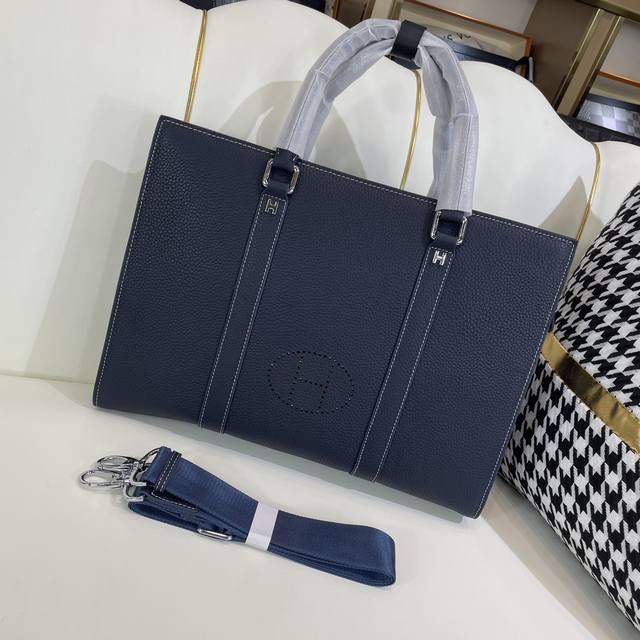 570 原单货[爱心]新款高端男士休闲公文包做工超级精致优雅。配用进口原料牛皮专柜专用五金和专用里布包装袋。皮质手感柔软舒适“超级上档次型号9671-1克色”兰