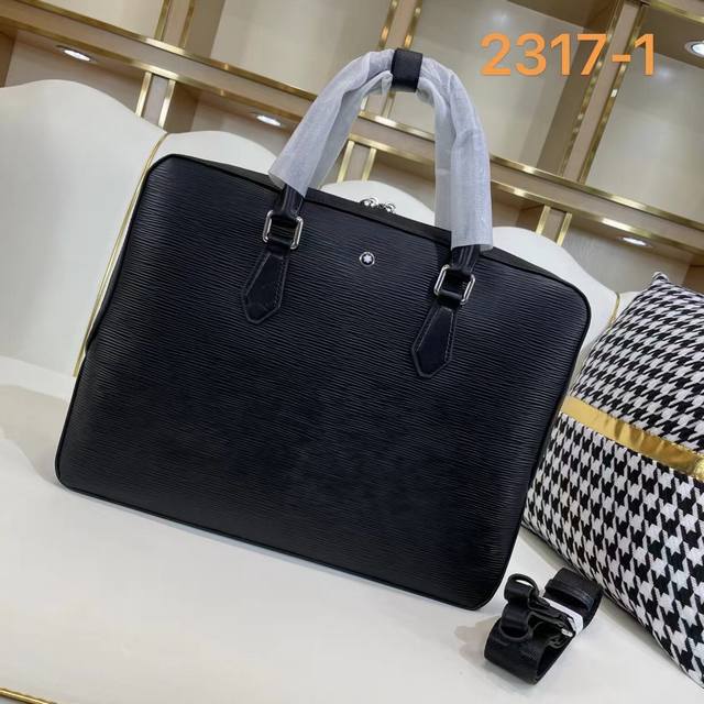 620 原单货[爱心] 原单正品新款：专柜同款高端男士休闲手提公文包做工超级精致优雅。配用进口原料牛皮专柜专用五金和专用里布包装袋。皮质手感柔软舒适“超级上档次