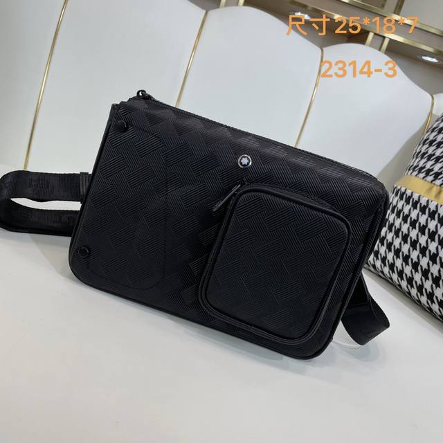 460 原单货[爱心] 原单正品新款：专柜同款高端男士休闲斜跨包做工超级精致优雅。配用进口原料牛皮专柜专用五金和专用里布包装袋。皮质手感柔软舒适“超级上档次型号