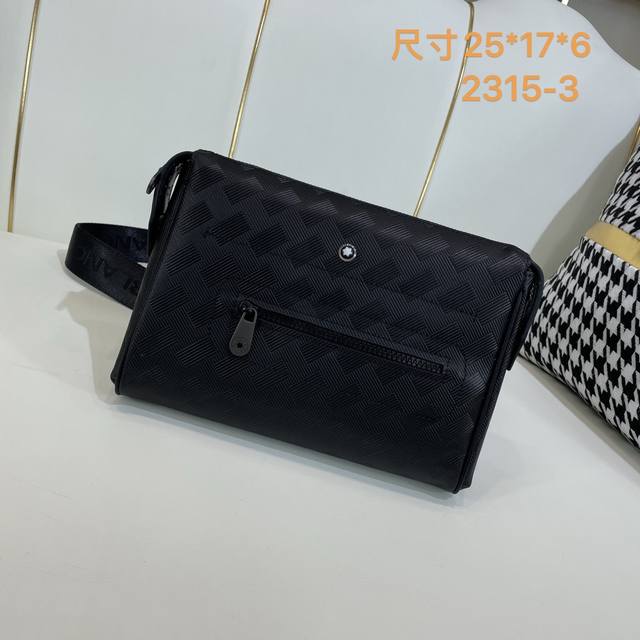 440 原单货[爱心] 原单正品新款：专柜同款高端男士休闲斜跨包做工超级精致优雅。配用进口原料牛皮专柜专用五金和专用里布包装袋。皮质手感柔软舒适“超级上档次型号