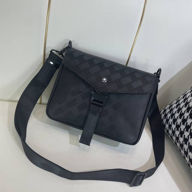 460 原单货[爱心] 原单正品新款：专柜同款高端男士休闲斜跨包做工超级精致优雅。配用进口原料牛皮专柜专用五金和专用里布包装袋。皮质手感柔软舒适“超级上档次型号