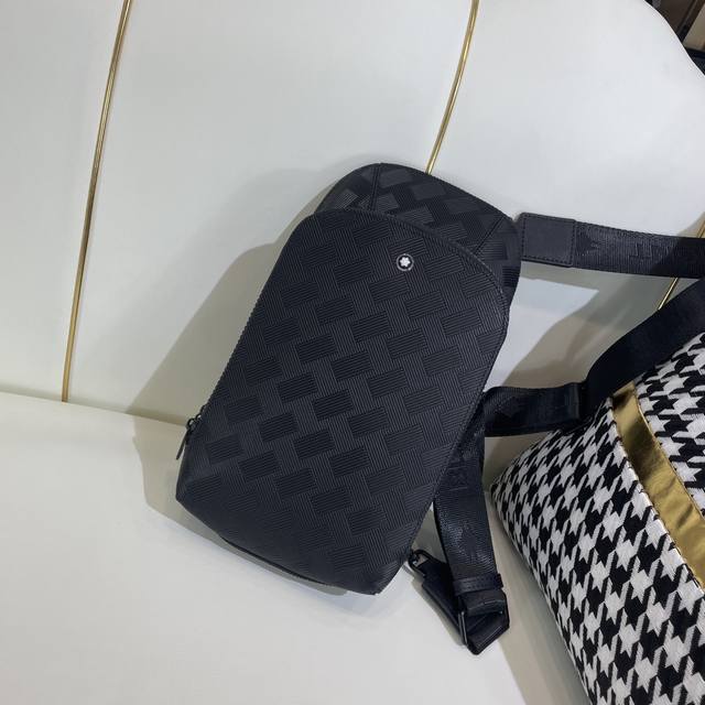 430 原单货[爱心] 原单正品新款：专柜同款高端男士休闲胸包做工超级精致优雅。配用进口原料牛皮专柜专用五金和专用里布包装袋。皮质手感柔软舒适“超级上档次型号：