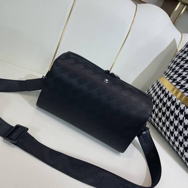 430 原单货[爱心] 原单正品新款：专柜同款高端男士休闲斜跨包做工超级精致优雅。配用进口原料牛皮专柜专用五金和专用里布包装袋。皮质手感柔软舒适“超级上档次型号