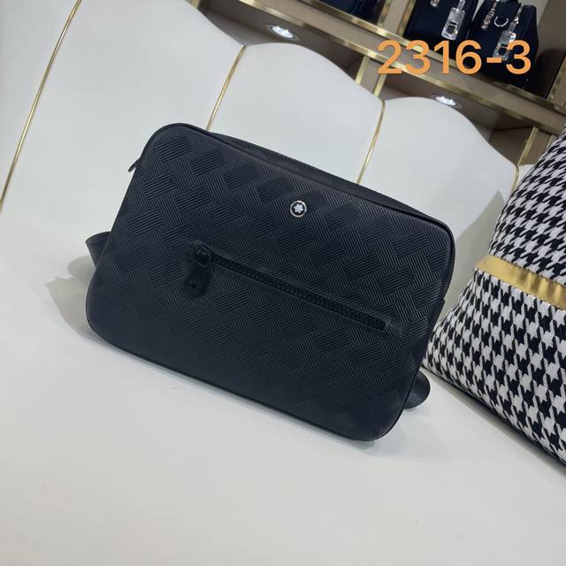 430 原单货[爱心] 原单正品新款：专柜同款高端男士休闲斜跨包做工超级精致优雅。配用进口原料牛皮专柜专用五金和专用里布包装袋。皮质手感柔软舒适“超级上档次型号