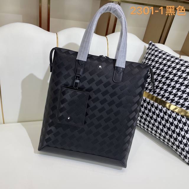 430 9原单货[爱心] 原单正品新款：专柜同款高端男士休闲竖版手提包做工超级精致优雅。配用进口原料牛皮专柜专用五金和专用里布包装袋。皮质手感柔软舒适“超级上档