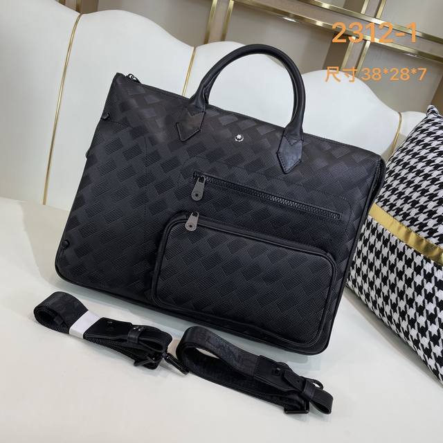 620原单货[爱心] 原单正品新款：专柜同款高端男士休闲手提公文包做工超级精致优雅。配用进口原料牛皮专柜专用五金和专用里布包装袋。皮质手感柔软舒适“超级上档次型