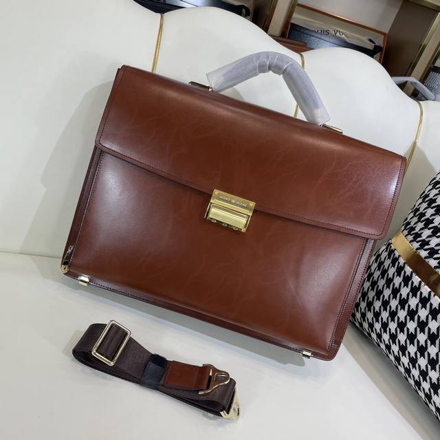 700 万宝龙原单新款：高端男士休闲公文包做工超级精致优雅。配用进口原料牛皮专柜专用五金和专用里布包装袋。皮质手感柔软舒适“超级上档次型号8339-1啡色尺寸4