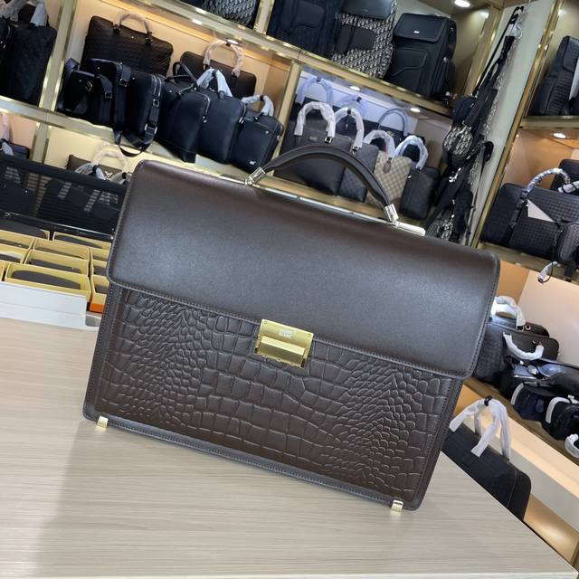 700原单货[爱心] 万宝龙原单正品新款：专柜同款高端男士休闲公文包做工超级精致优雅。配用进口原料牛皮专柜专用五金和专用里布包装袋。皮质手感柔软舒适“超级上档次