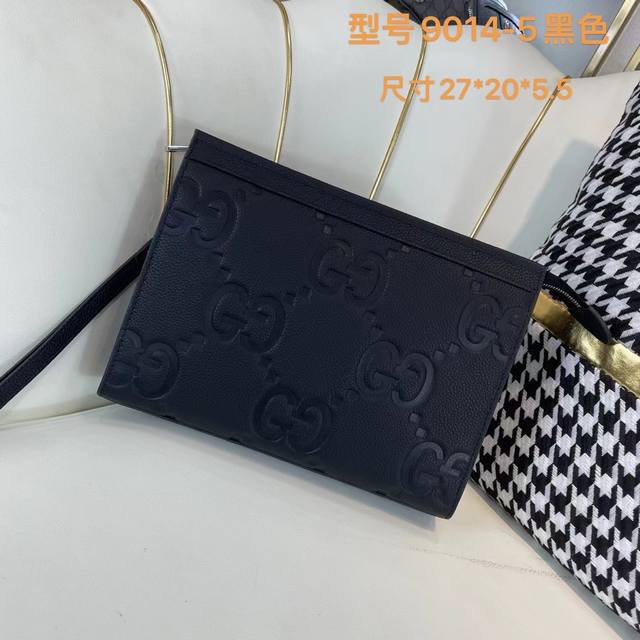 350 原单货[爱心]古奇原单正品新款：专柜同款高端男士休闲手拿包做工超级精致优雅。配用进口原料牛皮专柜专用五金和专用包装袋。皮质手感柔软舒适“超级上档次型号9