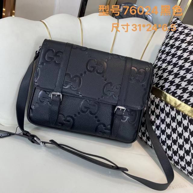 470 原单货[爱心]古奇原单正品新款：专柜同款高端男士休闲邮差包做工超级精致优雅。配用进口原料牛皮专柜专用五金和专用包装袋。皮质手感柔软舒适“超级上档次型号7