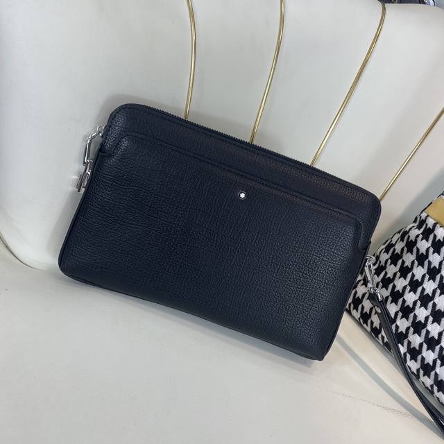 [爱心] 340 新款高端男士休闲手拿包[微笑]做工超级精致优雅。配用进口原料牛皮专柜专用五金和专用里布包装袋。皮质手感柔软舒适“超级上档次型号3384-4克尺