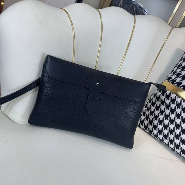 [爱心] 340 新款高端男士休闲手拿包[微笑]做工超级精致优雅。配用进口原料牛皮专柜专用五金和专用里布包装袋。皮质手感柔软舒适“超级上档次型号3376-4克尺