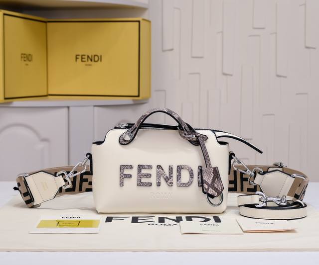 全新升级版本【配全套包装】 310 型号8876 Fendi By The Way 波士顿手提袋意大利小皮制作，简约风烫印字母图案，搭配双手柄和长肩带，手提或单