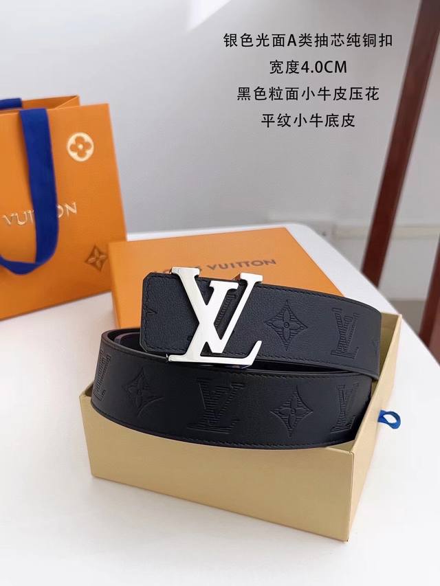 p240 路易威登 原单货品 宽度3.9Cm 9S.240 面皮采用头层小牛皮压制经典花纹， 搭配头层平纹小牛底皮，精细做工。 扣头：A类对版精抛纯铜扣（金色