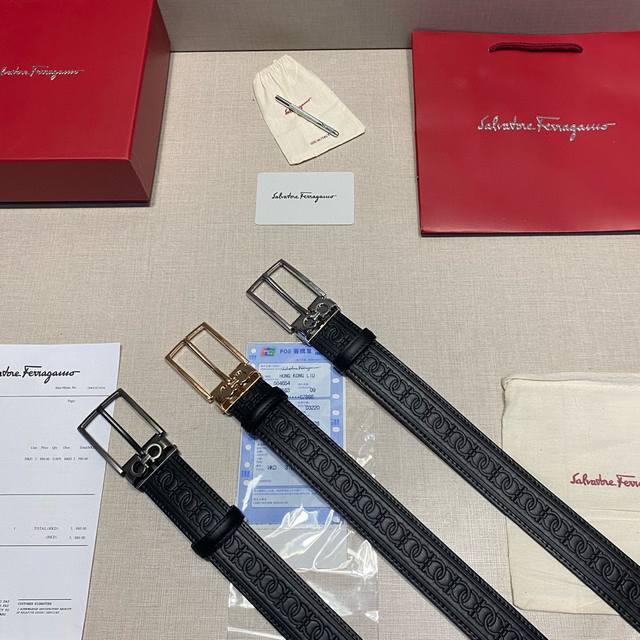 p120 送男友、送父亲的品质之选 菲拉格慕经典腰带，宽度3.5Cm，时尚百搭，经典亮银色搭扣，尽显男士气质。 无论是商务场合还是日常休闲，这款腰带都能轻松拿捏