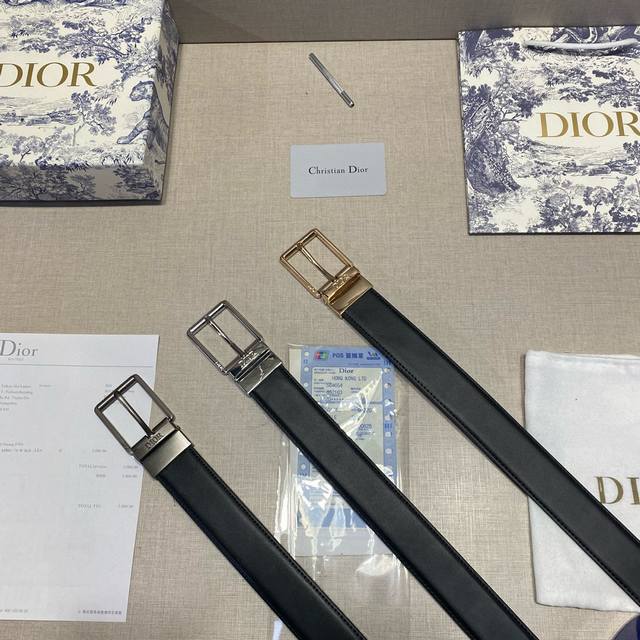 p120 时尚从不言弃，展现独特魅力！ 五金采用精湛的处理工艺，头层牛皮，尽显奢华品质。 适用百搭，可搭配腰饰、裙带 宽度3.5Cm，轻松打造不同风格。 无论是