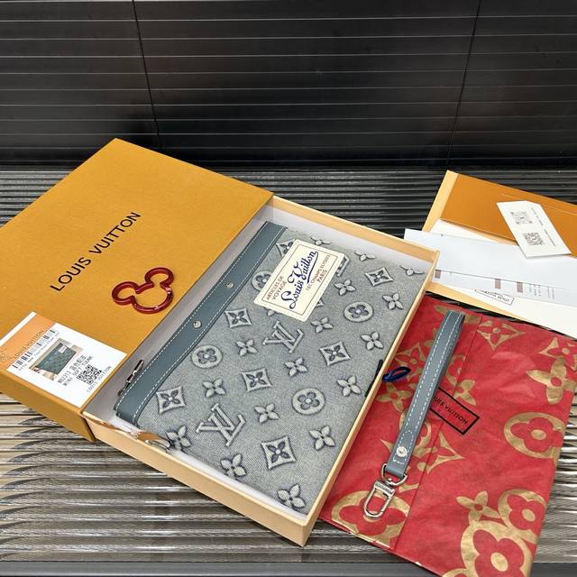 p230 Louisvuitton 路易威登 pochette To-Go 复古老花拉链开合可拆卸腕带 帆布拼牛皮革 帆布包手拿包 牛仔蓝色 经典百搭 实物拍摄